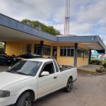 saveiro branca estacionada em frente ao posto da prf, onde há viaturas na garagem