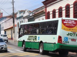 ônibus da empresa jotur visto de trás passando em frente ao museu histórico de são josé