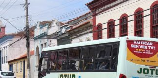 ônibus da empresa jotur visto de trás passando em frente ao museu histórico de são josé