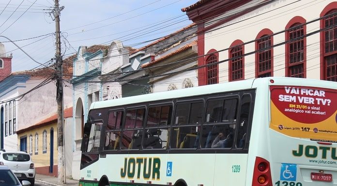 ônibus da empresa jotur visto de trás passando em frente ao museu histórico de são josé