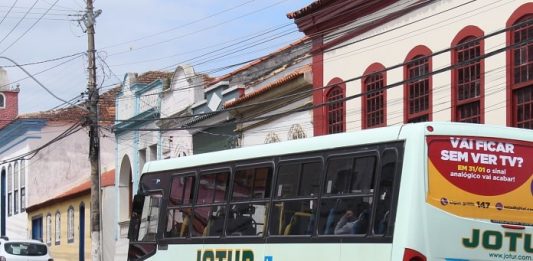 ônibus da jotur passando em frente ao museu histório de são josé