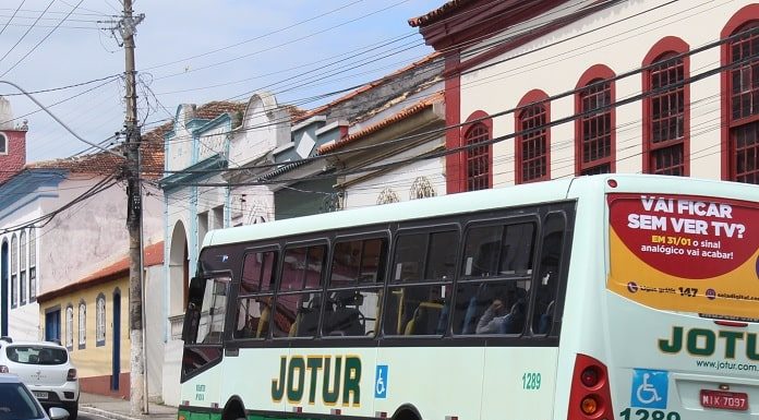 ônibus da jotur passando em frente ao museu histório de são josé