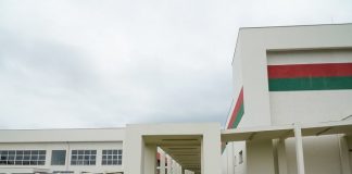 estrutura nova da escola vista de fora, com dois prédios ligados por um corredor aberto