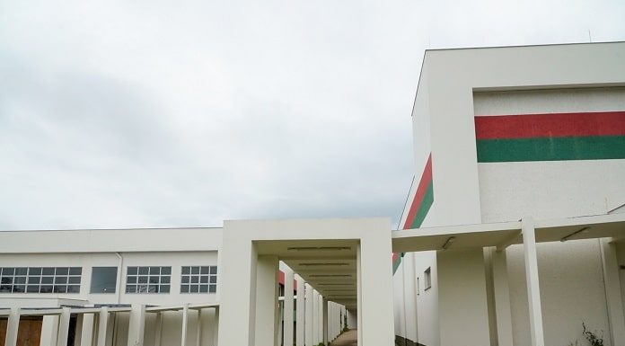 estrutura nova da escola vista de fora, com dois prédios ligados por um corredor aberto