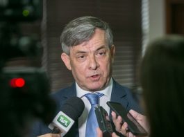 close em paulo eli dando entrevista com microfones à sua frente