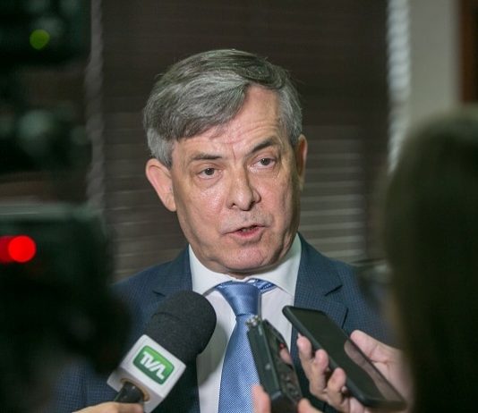 close em paulo eli dando entrevista com microfones à sua frente