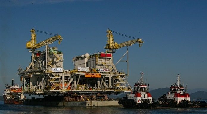plataforma de petróleo da petrobras com dois navios rebocadores am lado