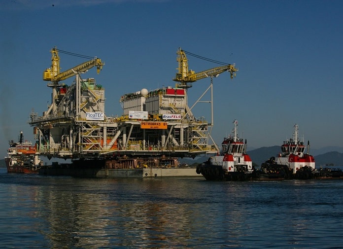 plataforma de petróleo da petrobras com dois navios rebocadores am lado