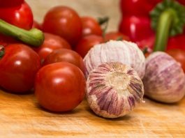tomates e cebolas sobre uma tábua