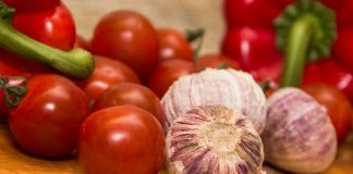 tomates e cebolas sobre uma tábua