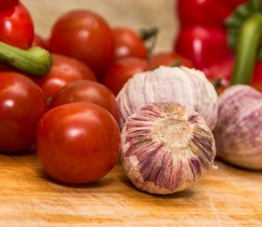 tomates e cebolas sobre uma tábua