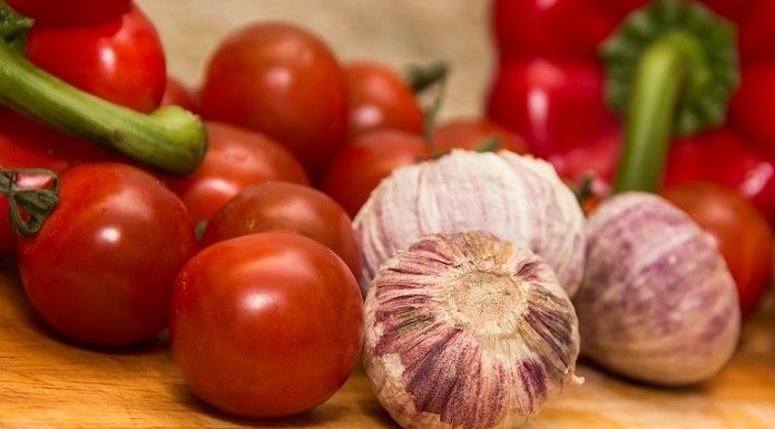 tomates e cebolas sobre uma tábua