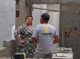 adeliana fala com operários no meio da costrução com pouco reboco nas paredes