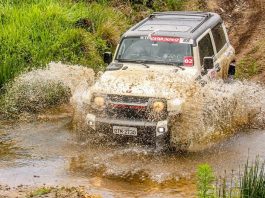 veículo troller cruza riacho jogando água para os lados