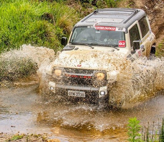 Josefense é campeão do campeonato catarinense de rally de regularidade veículo troller cruza riacho jogando água para os lados
