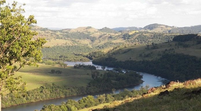 rio chapecó formando um S em um vale com montanhas e campos