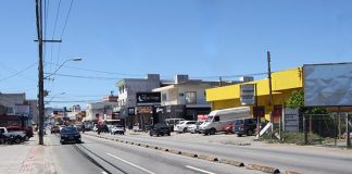 av. leoberto leal com carros passando nos dois sentidos e comércio no entorno