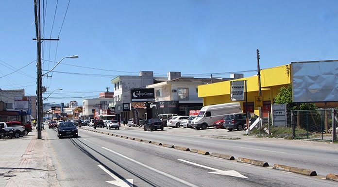 av. leoberto leal com carros passando nos dois sentidos e comércio no entorno