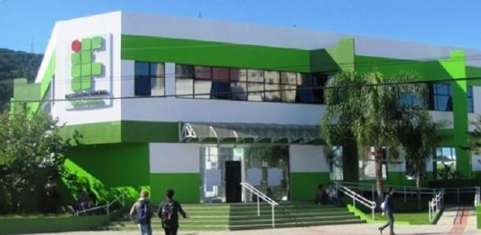 prédio do ifsc em florianópolis visto de fora com alunos atravessando a rua em faixa de pedestre à frente