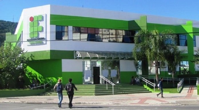 prédio do ifsc em florianópolis visto de fora com alunos atravessando a rua em faixa de pedestre à frente