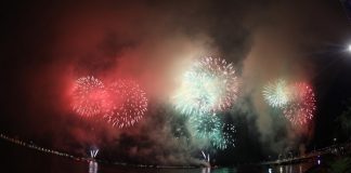 queima de fogos de artifício sobre o mar à noite