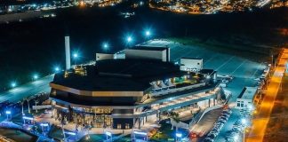 foto área noturno da arena petry toda iluminada com estacionamentos no entorno