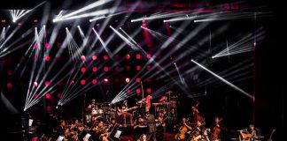 palco com a orquestra camerata e a banda dazaranha