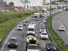 foto superior de três pistas da via expressa com trânsito intenso