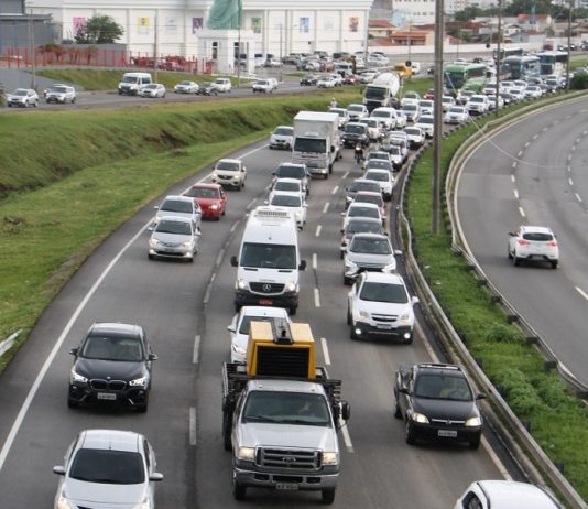 foto superior de três pistas da via expressa com trânsito intenso