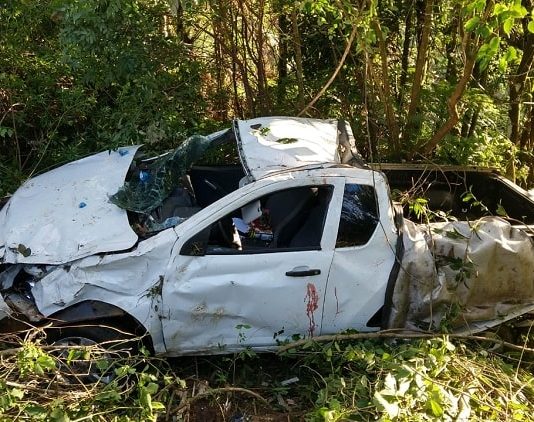Feriado de Natal teve nove mortes nas estradas catarinenses veículo chevrolet montana branco destruído no meio de uma vegetação