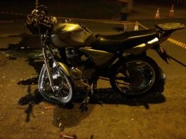 Sete pessoas morreram no fim de semana em estradas catarineses moto com a frente destruída e entortada