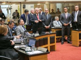 Aprovado orçamento estadual para 2020 de R$ 28,9 bilhões deputados em pé e sentados no plenário da alesc
