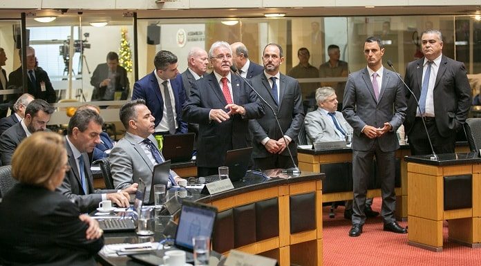 deputados em pé e sentados no plenário da alesc