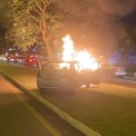 veículo fiesta sedan em chamas sobre canteiro de grama da av. beira-mar