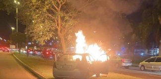 veículo fiesta sedan em chamas sobre canteiro de grama da av. beira-mar