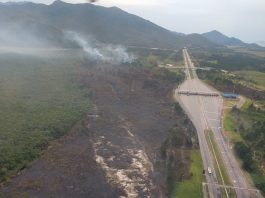 foto aérea da área queimada ao lado da rodovia com pedágio