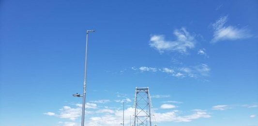 foto na pista da ponte com postes instalados
