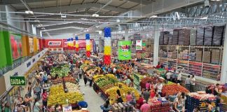 foto do alto de toda a área interna da loja com dezenas de pessoas circulando entre os expositores de produtos e corredores