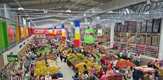 foto do alto de toda a área interna da loja com dezenas de pessoas circulando entre os expositores de produtos e corredores