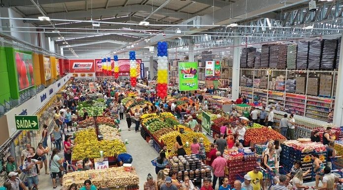 foto do alto de toda a área interna da loja com dezenas de pessoas circulando entre os expositores de produtos e corredores