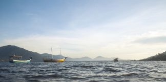 barcos na lagoa da conceição