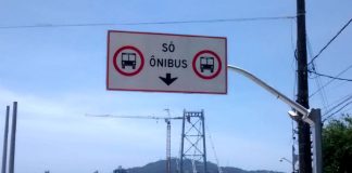 placa de "só ônibus" na entrada da ponte hercílio luz