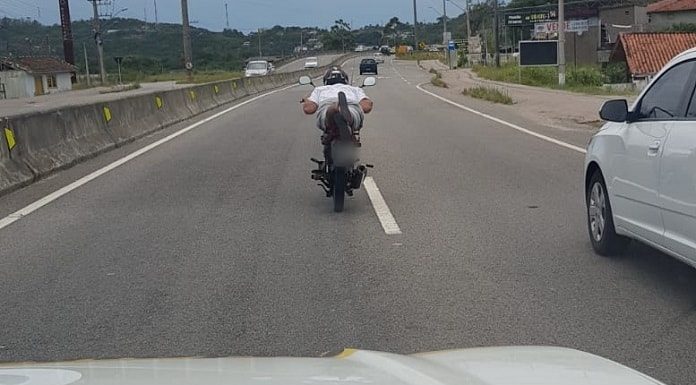 foto de dentro da viatura atrás da moto em que o condutor faz a manobra super-homem