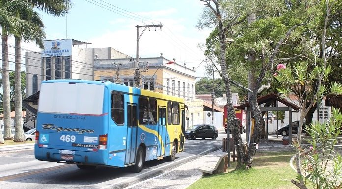 ônibus da empresa biguaçu passando pela praça do centro histórico de são josé
