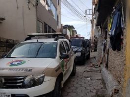 Briga de bar no Morro do Avaí levou à prisão do chefe do tráfico no Morro do Flamengo um veículo duster da pm e uma blazer da pc estacionados em viela com casas em volta