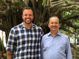 pedrão e jorginho mello sorriem lado a lado para a foto com a figueira da praça xv ao fundo