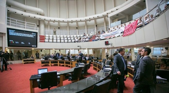 Plenário Osni Régis, da Alesc, com alguns deputados