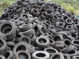 enorme pilha de pneus amontoados