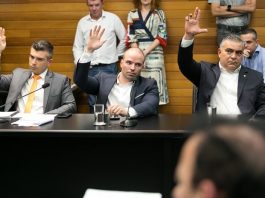 deputados bruno souza, jessé lopes e sargento lima em votação com as mãos para cima