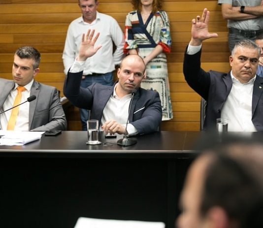 CPI da Ponte Hercílio Luz rejeita relatório final e outro será votado deputados bruno souza, jessé lopes e sargento lima em votação com as mãos para cima